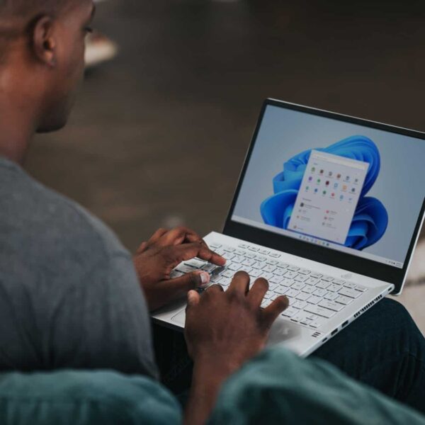 Windows 11 مقابل Windows 10 2026: دليل شامل لاختيار نظامك المستقبلي